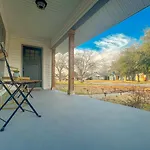 The Farmhouse - Family Friendly Downtown Cottage