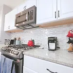 The Farmhouse - Family Friendly Downtown Cottage