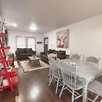 The Farmhouse - Family Friendly Downtown Cottage